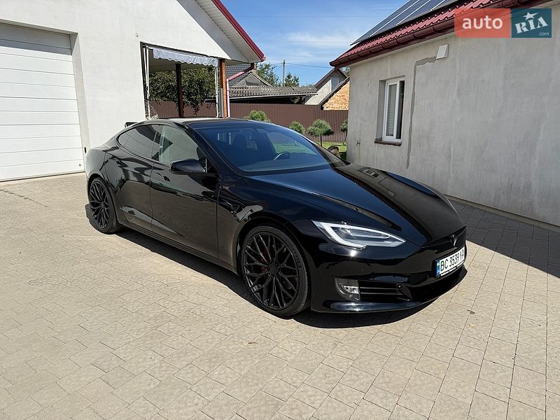 Лифтбек Tesla Model S 2020 в Нововолынске