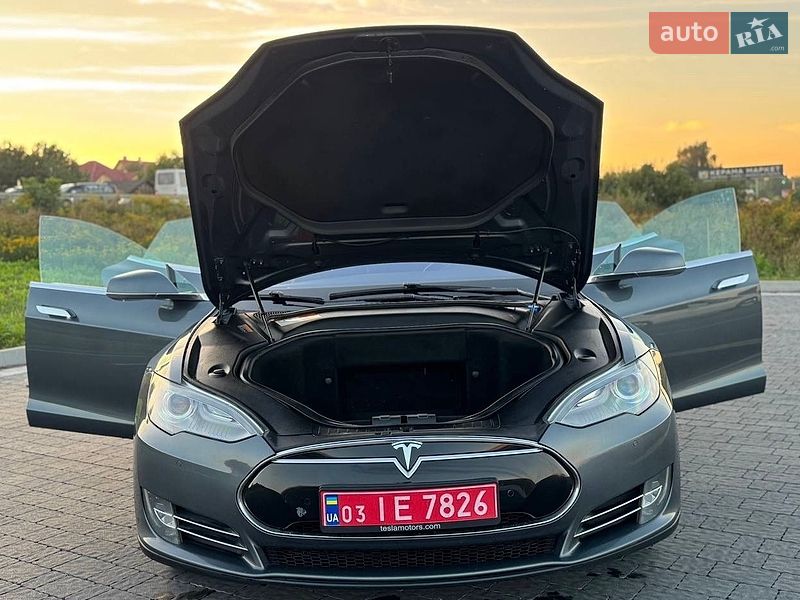 Лифтбек Tesla Model S 2014 в Львове