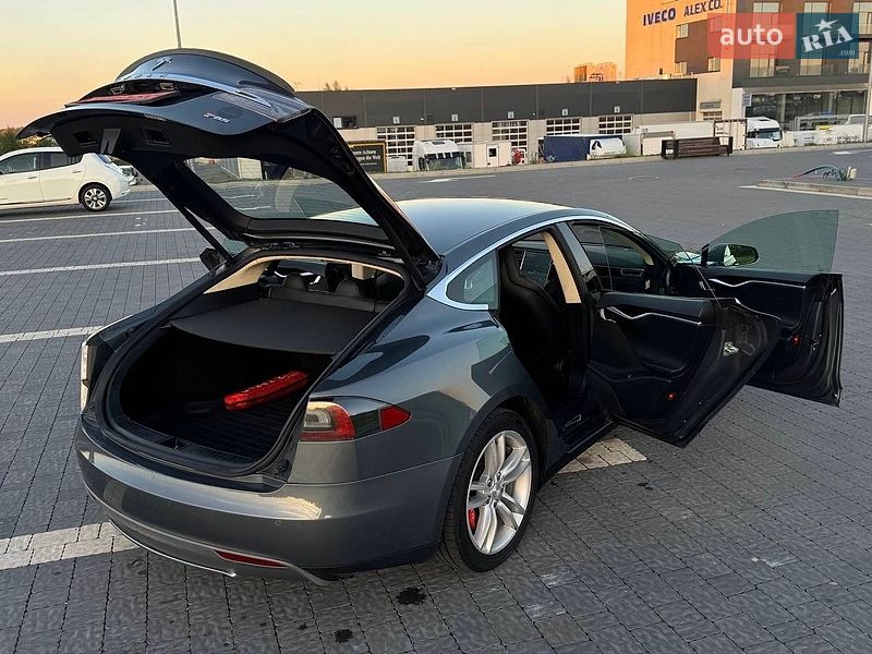 Лифтбек Tesla Model S 2014 в Львове
