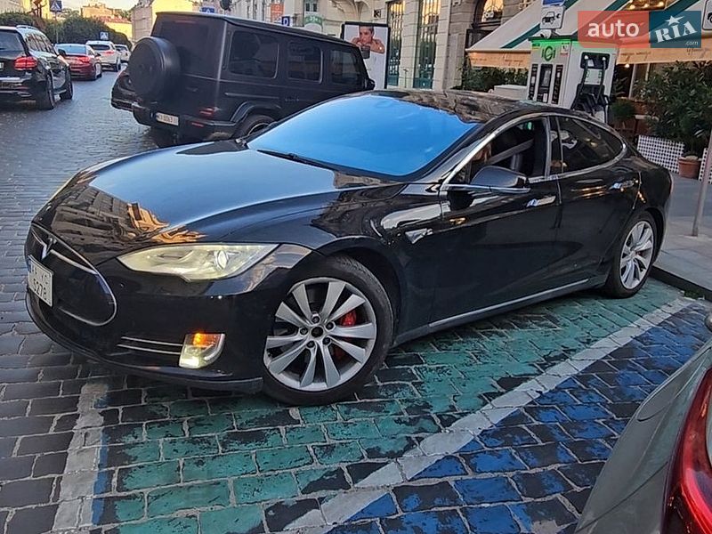 Лифтбек Tesla Model S 2015 в Киеве
