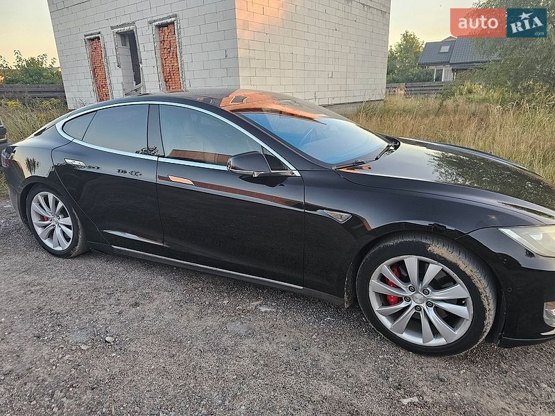 Лифтбек Tesla Model S 2015 в Киеве фото 24 Лифтбек Tesla Model S 2015 в Киеве