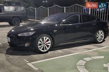 Лифтбек Tesla Model S 2015 в Киеве фото 10 Лифтбек Tesla Model S 2015 в Киеве