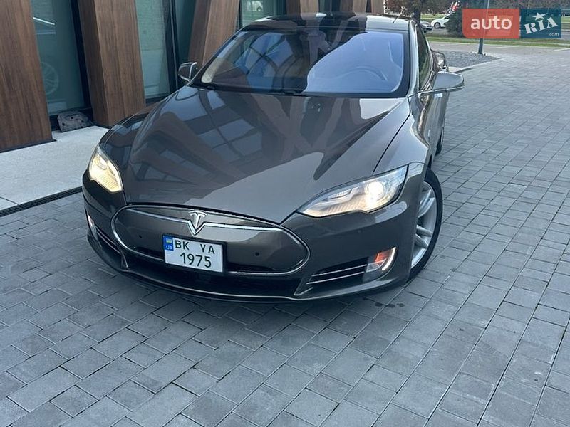 Tesla Model S 2015