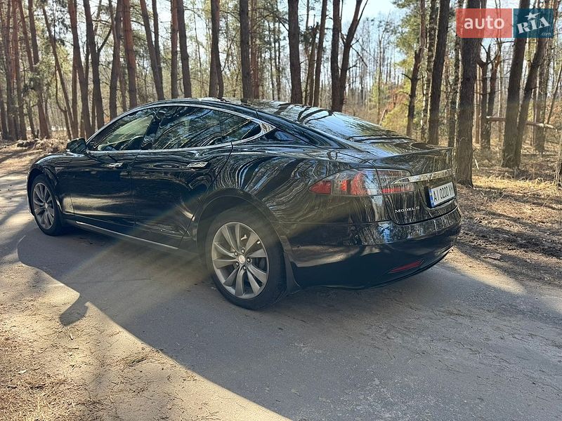 Лифтбек Tesla Model S 2016 в Киеве