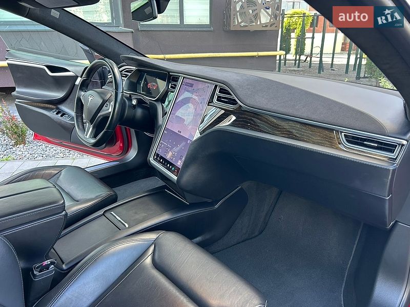 Ліфтбек Tesla Model S 2016 в Городку
