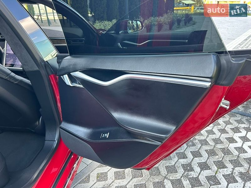 Ліфтбек Tesla Model S 2016 в Городку