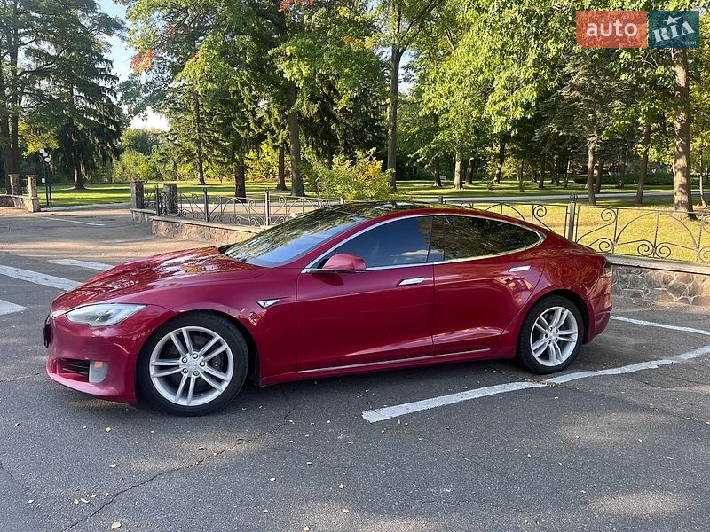 Лифтбек Tesla Model S 2016 в Радомышле