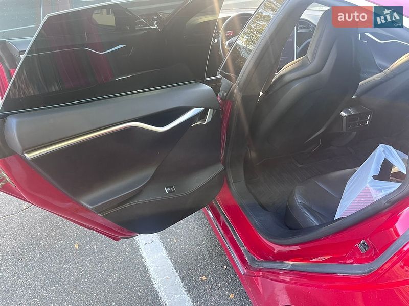Лифтбек Tesla Model S 2016 в Радомышле