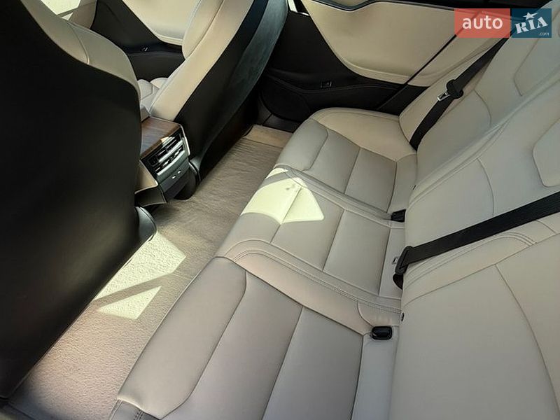 Лифтбек Tesla Model S 2018 в Виннице
