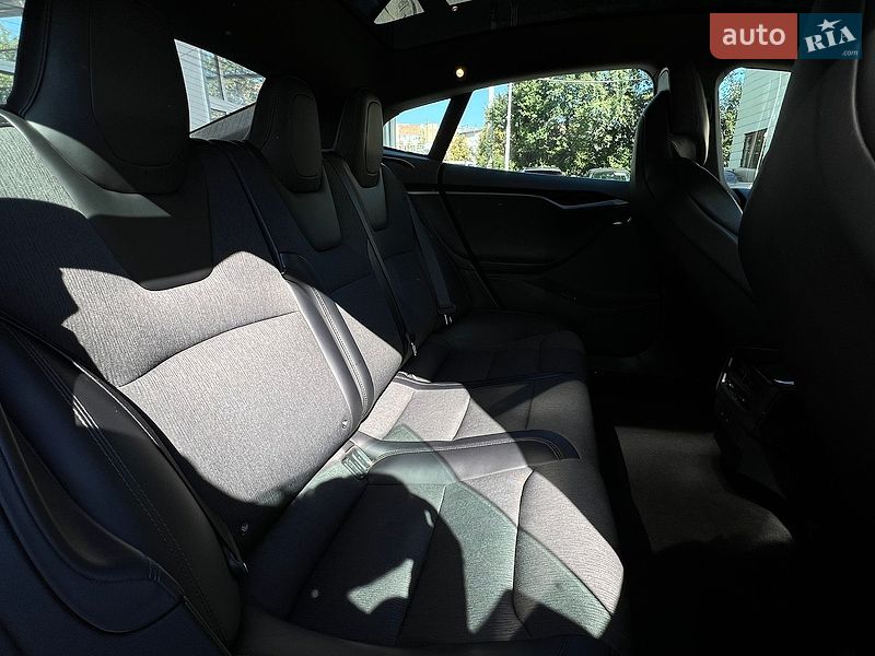 Лифтбек Tesla Model S 2018 в Ивано-Франковске