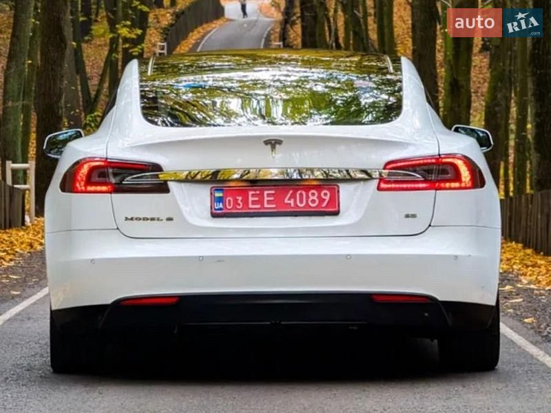 Ліфтбек Tesla Model S 2014 в Буську