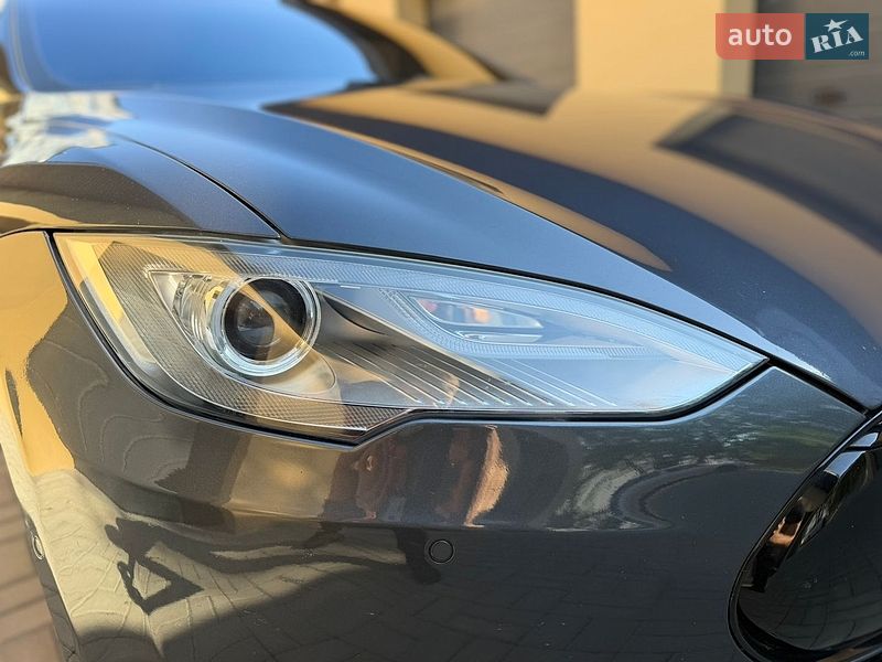 Ліфтбек Tesla Model S 2015 в Рівному