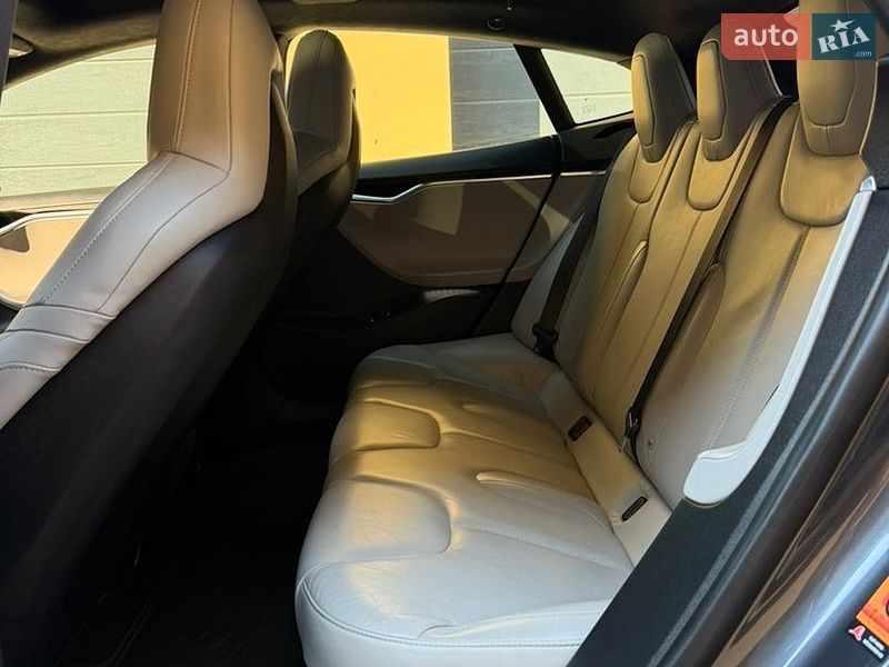 Ліфтбек Tesla Model S 2015 в Рівному