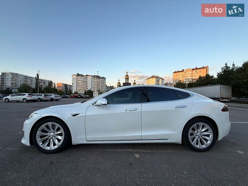 Ліфтбек Tesla Model S 2017 в Івано-Франківську