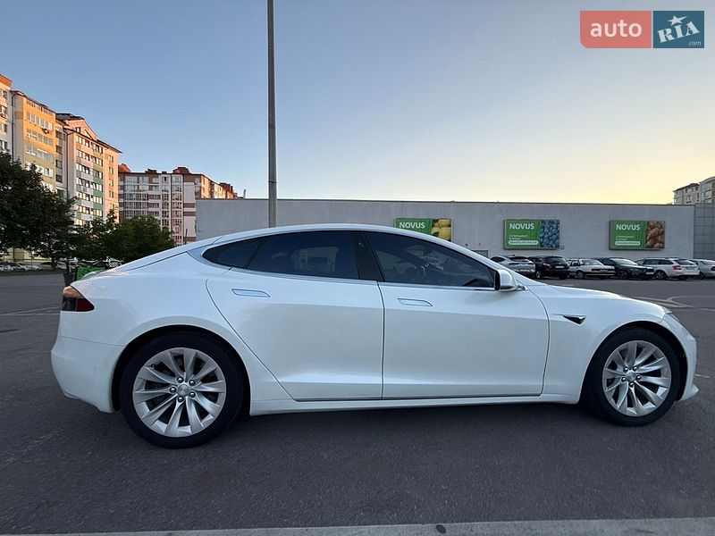 Ліфтбек Tesla Model S 2017 в Івано-Франківську