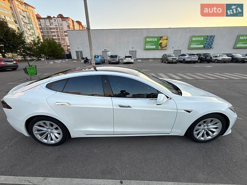 Ліфтбек Tesla Model S 2017 в Івано-Франківську