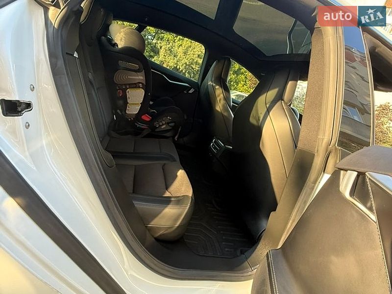 Ліфтбек Tesla Model S 2017 в Івано-Франківську