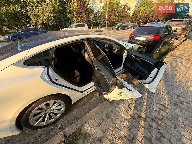 Ліфтбек Tesla Model S 2017 в Івано-Франківську
