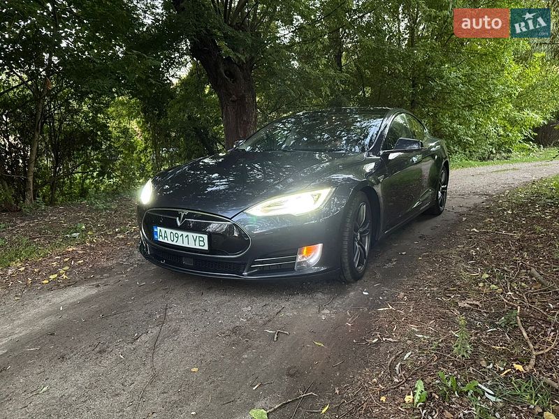Лифтбек Tesla Model S 2015 в Киеве