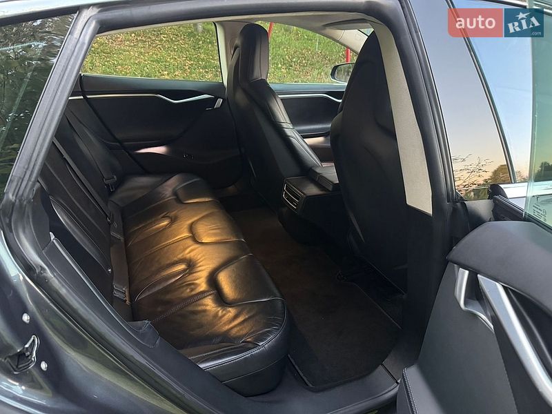 Лифтбек Tesla Model S 2015 в Киеве