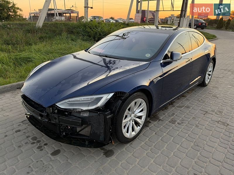 Лифтбек Tesla Model S 2016 в Львове