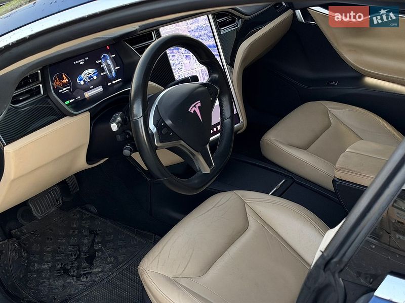 Лифтбек Tesla Model S 2016 в Львове