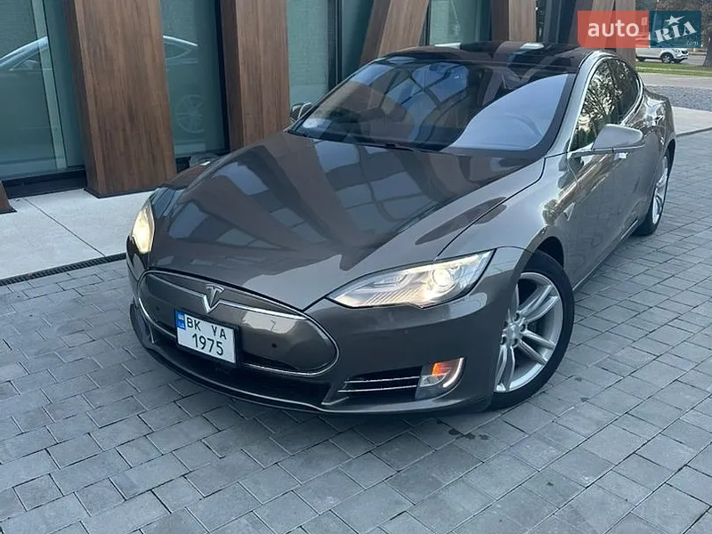 Tesla Model S 2015