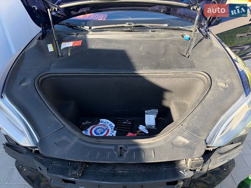 Лифтбек Tesla Model S 2016 в Львове