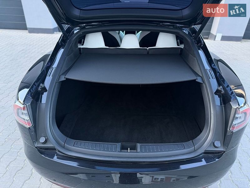 Ліфтбек Tesla Model S 2017 в Тернополі