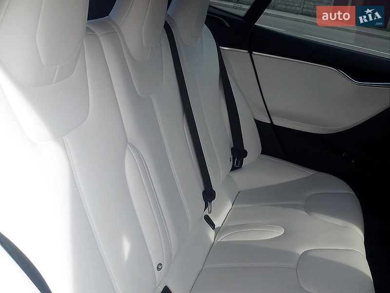 Ліфтбек Tesla Model S 2017 в Сарнах