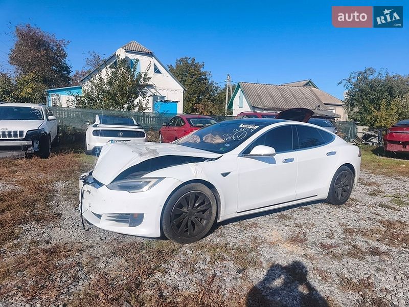 Лифтбек Tesla Model S 2016 в Сквире