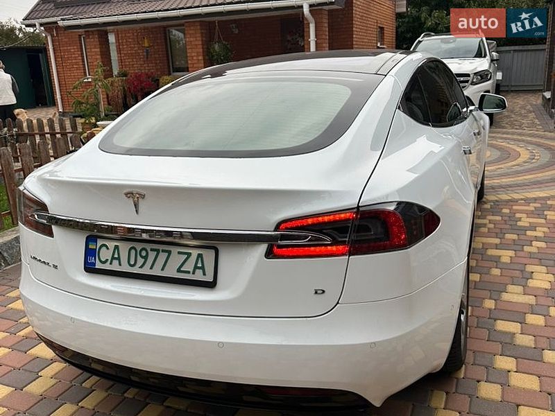 Лифтбек Tesla Model S 2016 в Кропивницком
