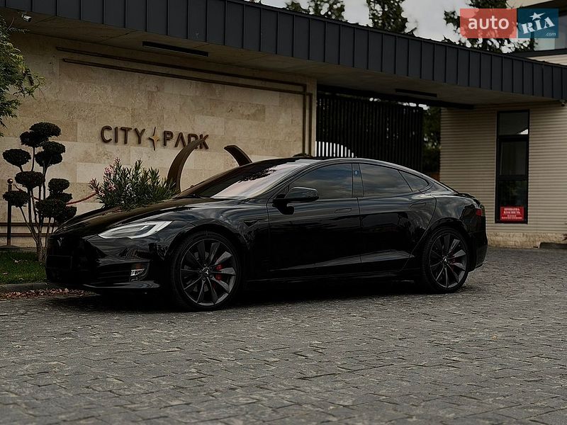 Лифтбек Tesla Model S 2017 в Львове
