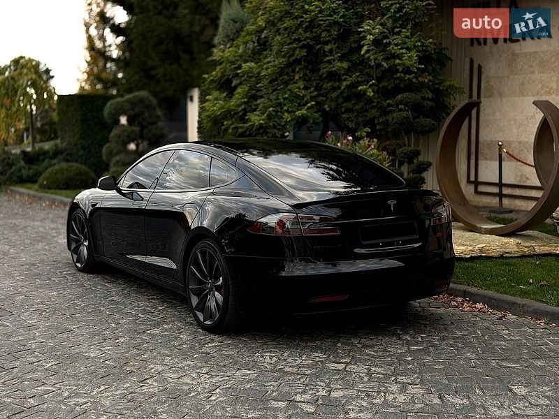 Лифтбек Tesla Model S 2017 в Львове
