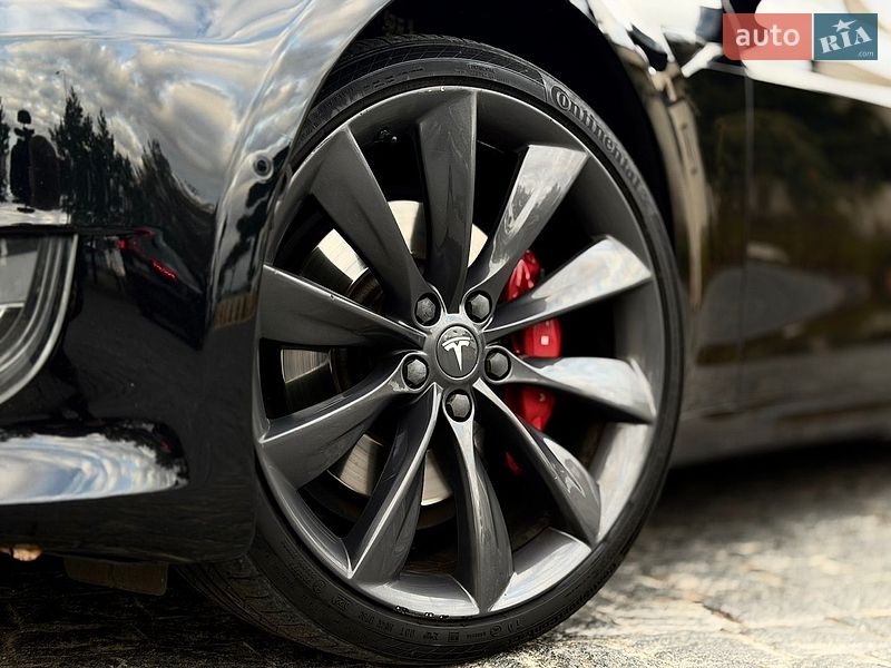 Лифтбек Tesla Model S 2017 в Львове