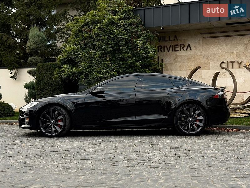 Лифтбек Tesla Model S 2017 в Львове