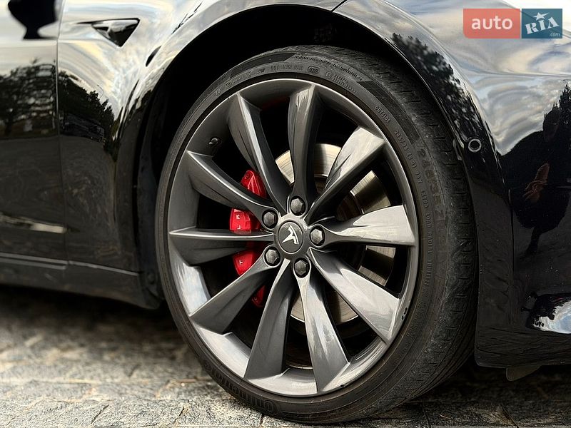 Лифтбек Tesla Model S 2017 в Львове