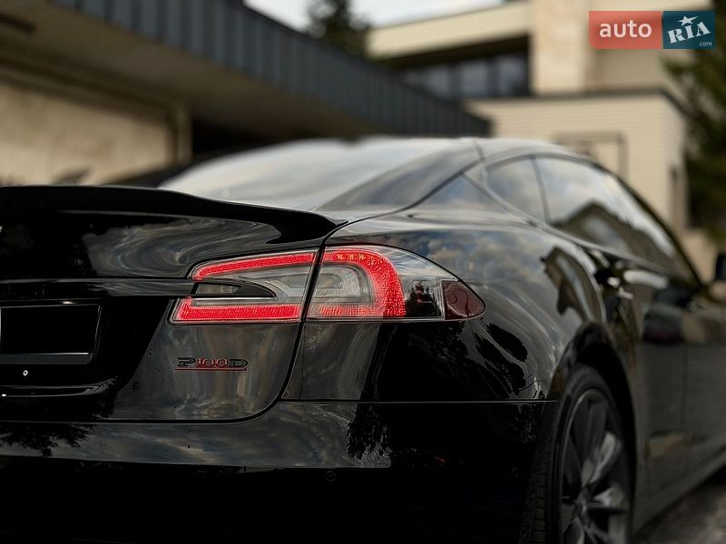 Лифтбек Tesla Model S 2017 в Львове