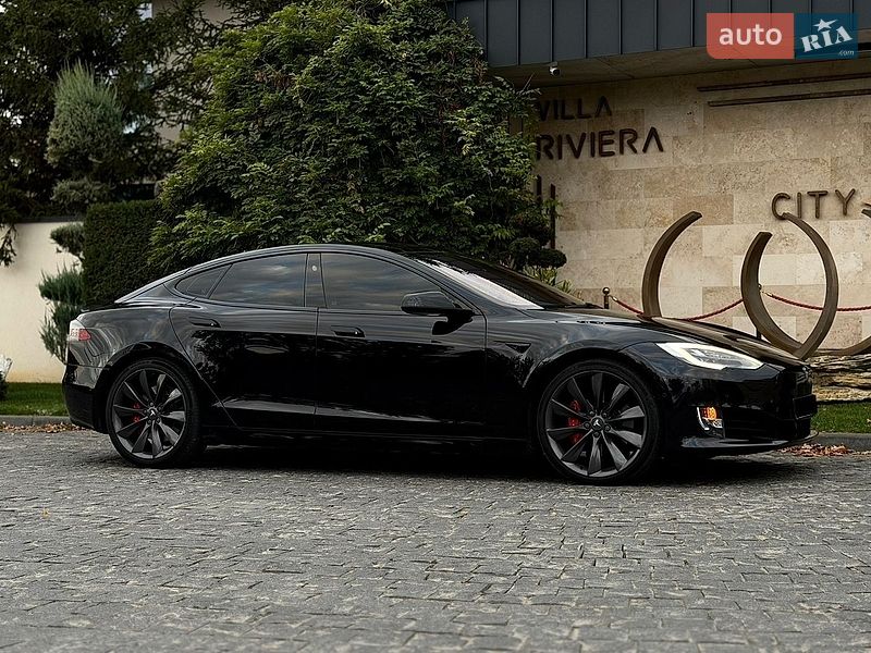 Лифтбек Tesla Model S 2017 в Львове