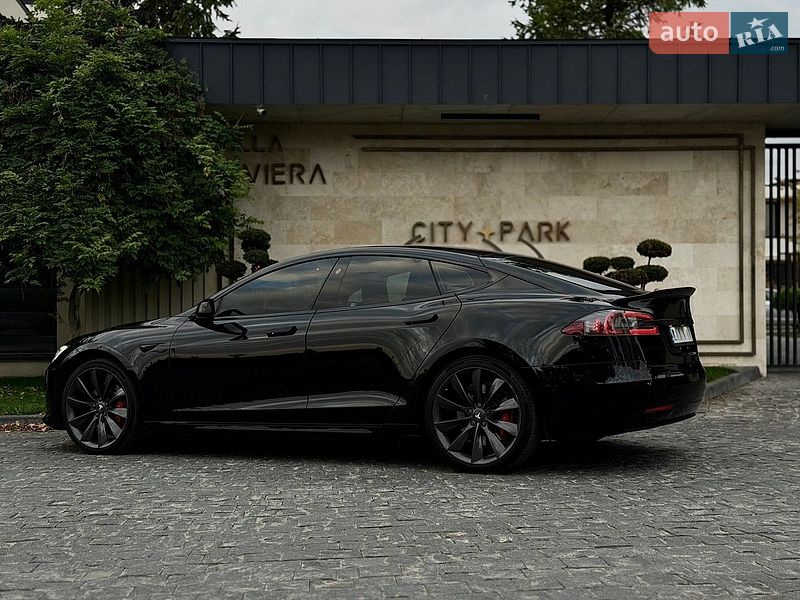 Лифтбек Tesla Model S 2017 в Львове