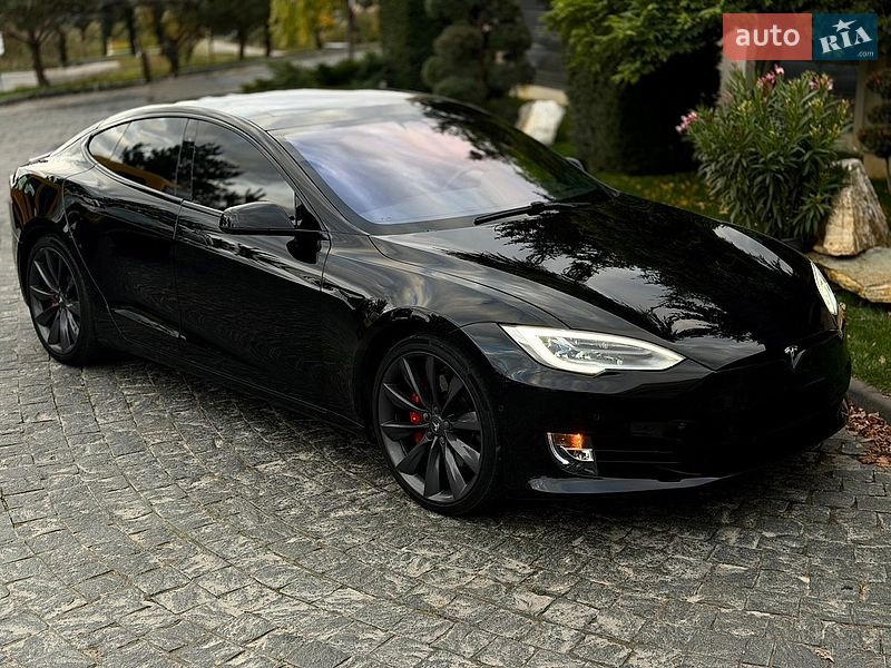 Лифтбек Tesla Model S 2017 в Львове