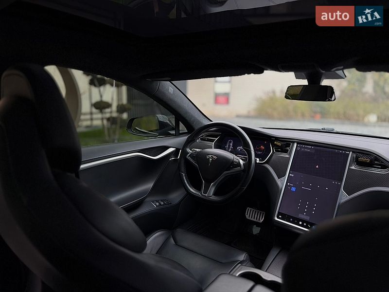 Лифтбек Tesla Model S 2017 в Львове