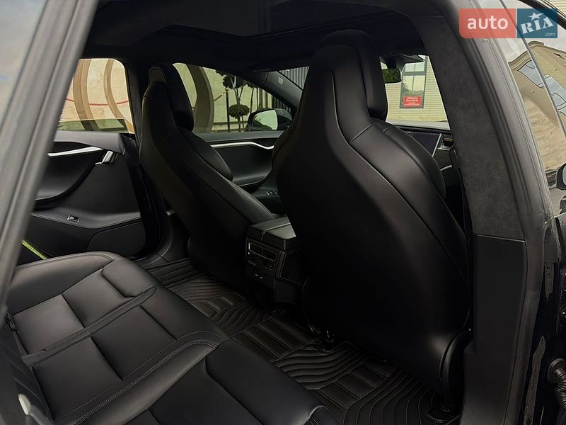Лифтбек Tesla Model S 2017 в Львове