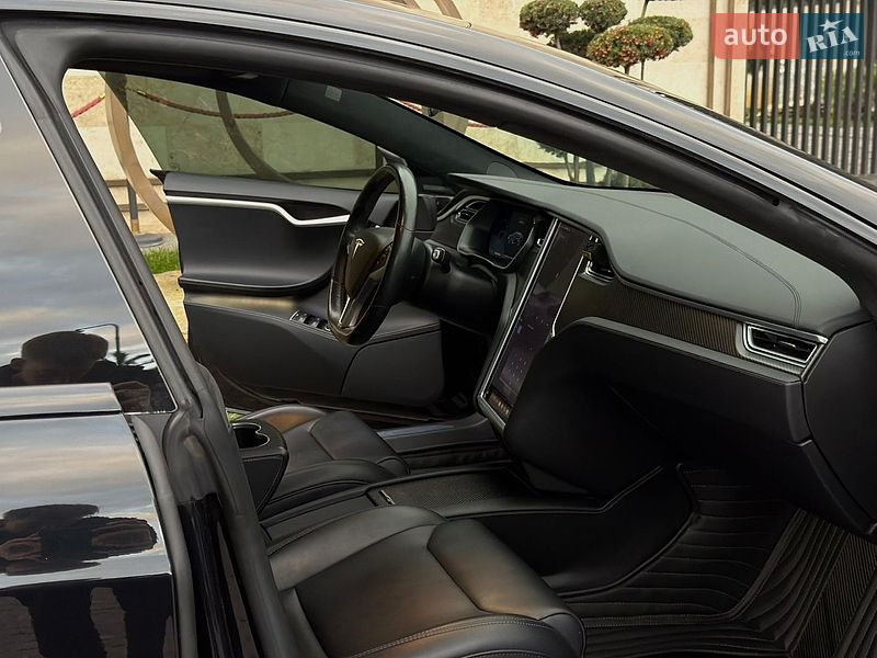 Лифтбек Tesla Model S 2017 в Львове