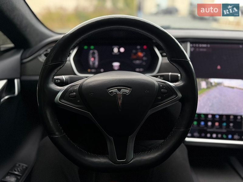 Лифтбек Tesla Model S 2017 в Львове