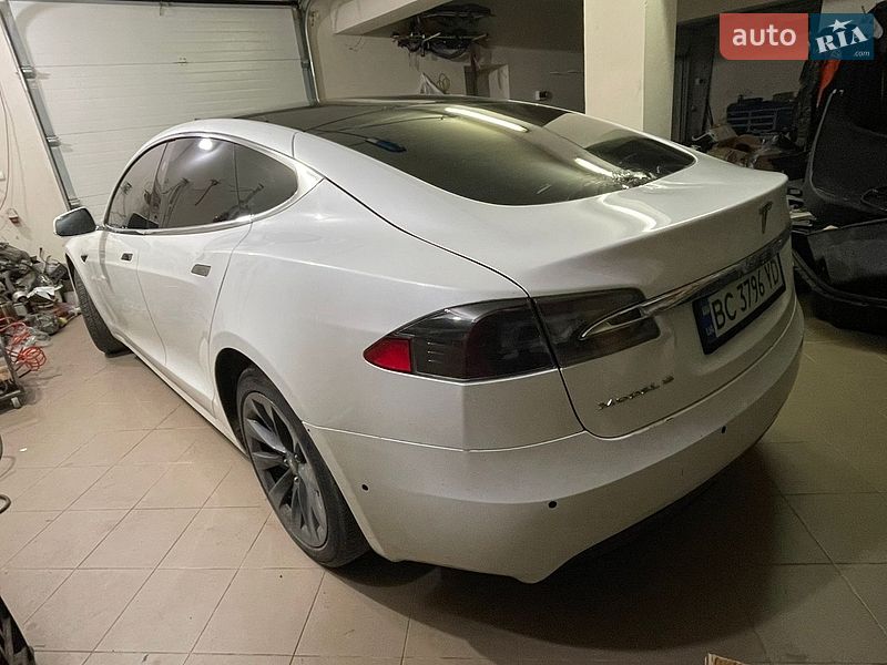 Лифтбек Tesla Model S 2018 в Бродах