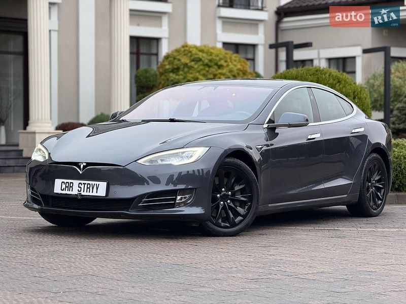 Ліфтбек Tesla Model S 2020 в Стрию