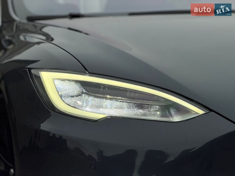 Ліфтбек Tesla Model S 2020 в Стрию