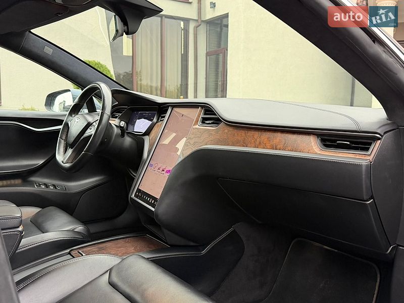 Ліфтбек Tesla Model S 2020 в Стрию