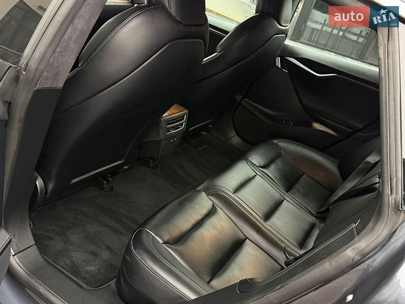 Ліфтбек Tesla Model S 2020 в Стрию